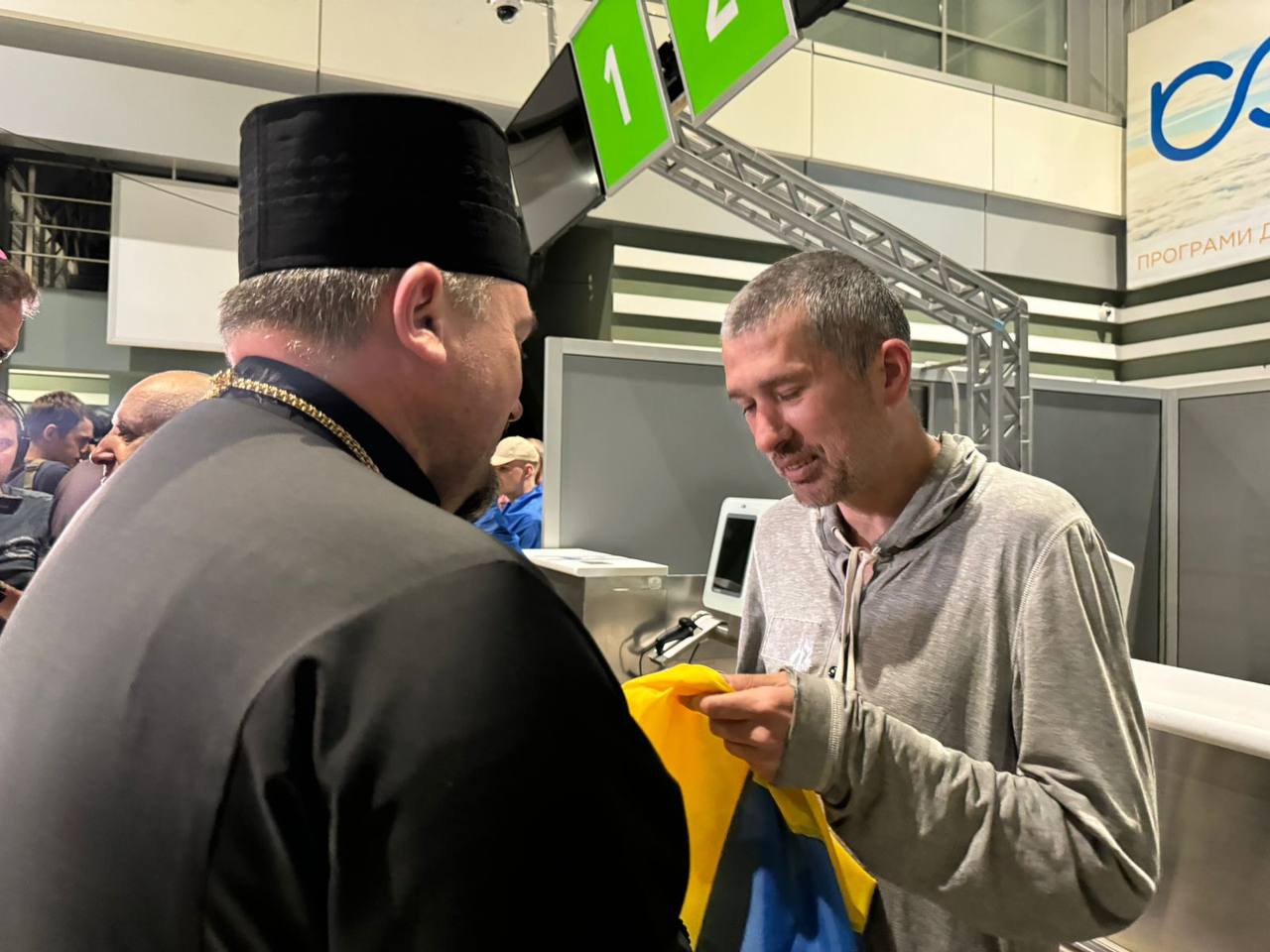 Зеленский показал фото освобожденных из плена 10 украинцев